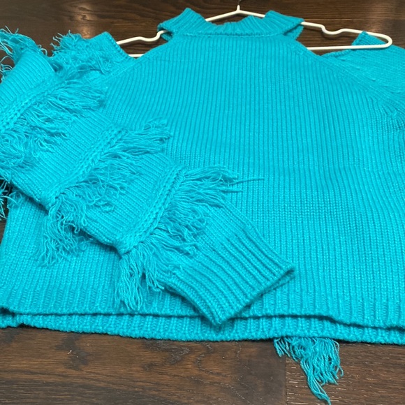 Fashion Nova - cold shoulder/fringed cropped sweater - Picture 5 of 6